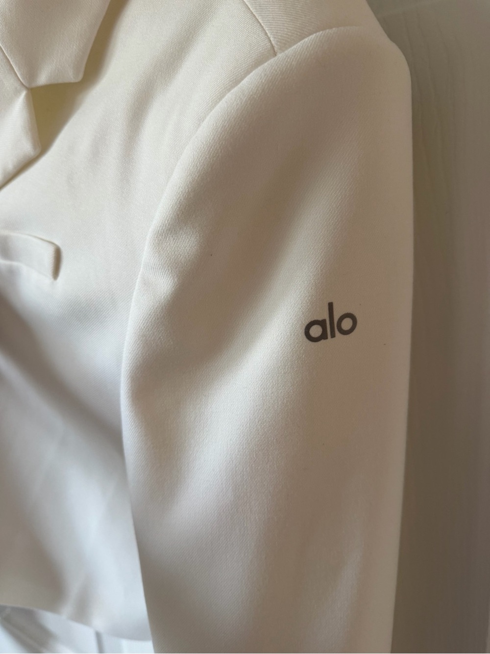 ALO Yoga Cropped First Class Blazer Jacket 1 Button Collar Suit Ivory White M - Picture 8 of 9